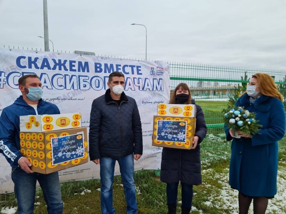 Волонтеры поздравили медиков Псковской области и передали им 120 килограммов выпечки 