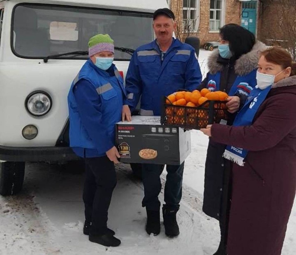 Волонтеры поздравили медиков Псковской области и передали им 120 килограммов выпечки 