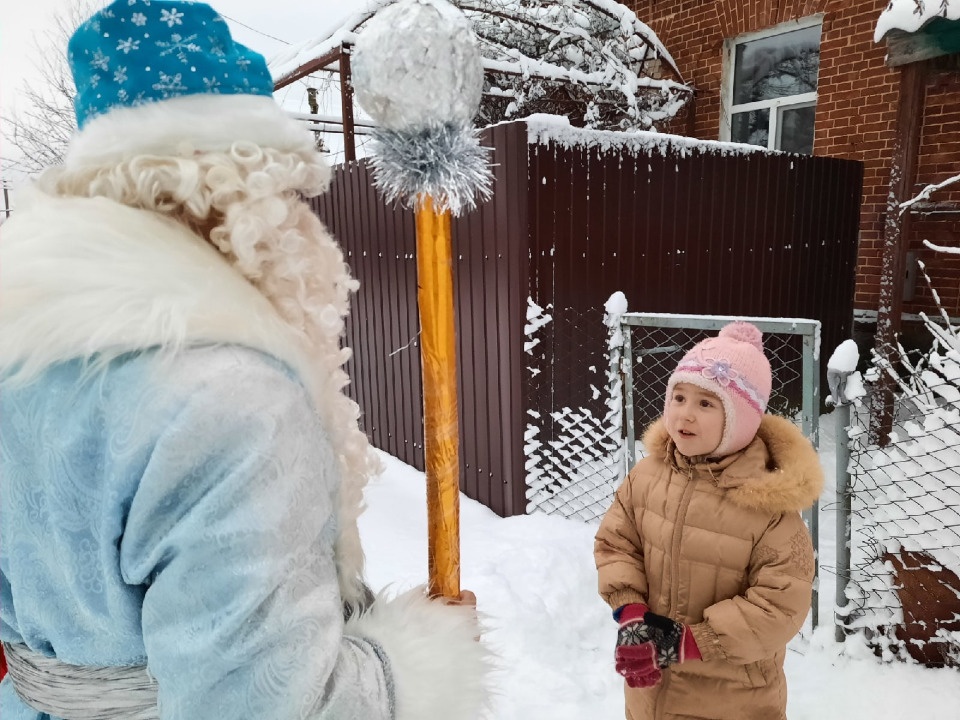 В Гдове Дед Мороз поздравил с Новым годом детей медицинских работников