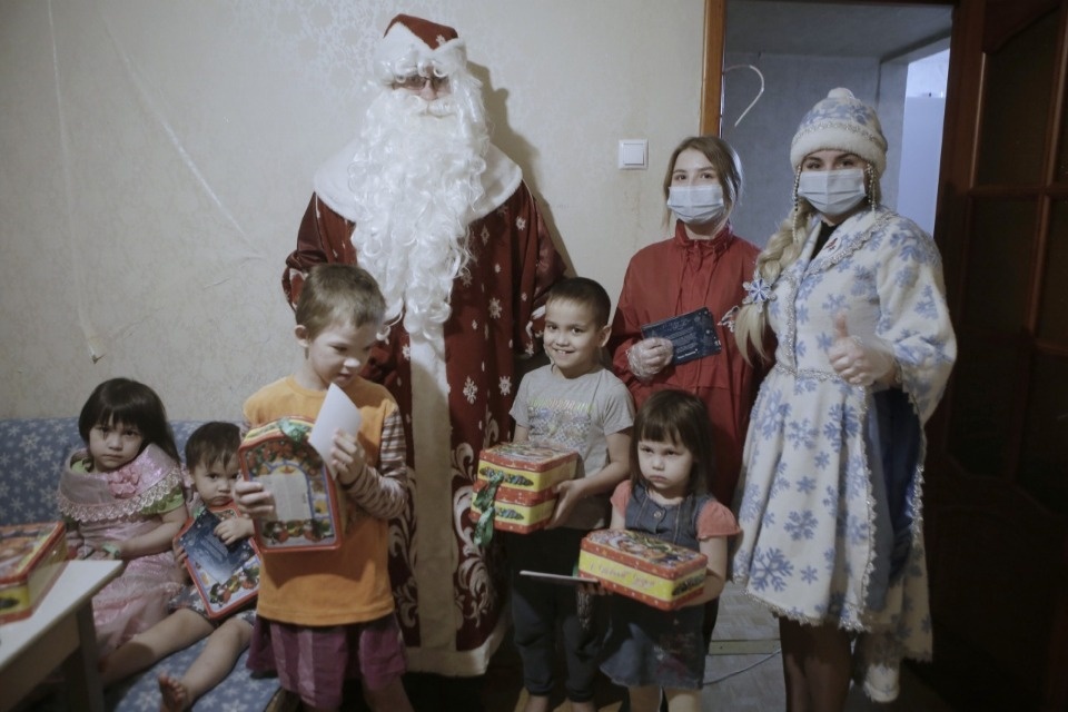 70 подарков для детей из многодетных и малообеспеченных семей передал псковский завод «Титан-Полимер»