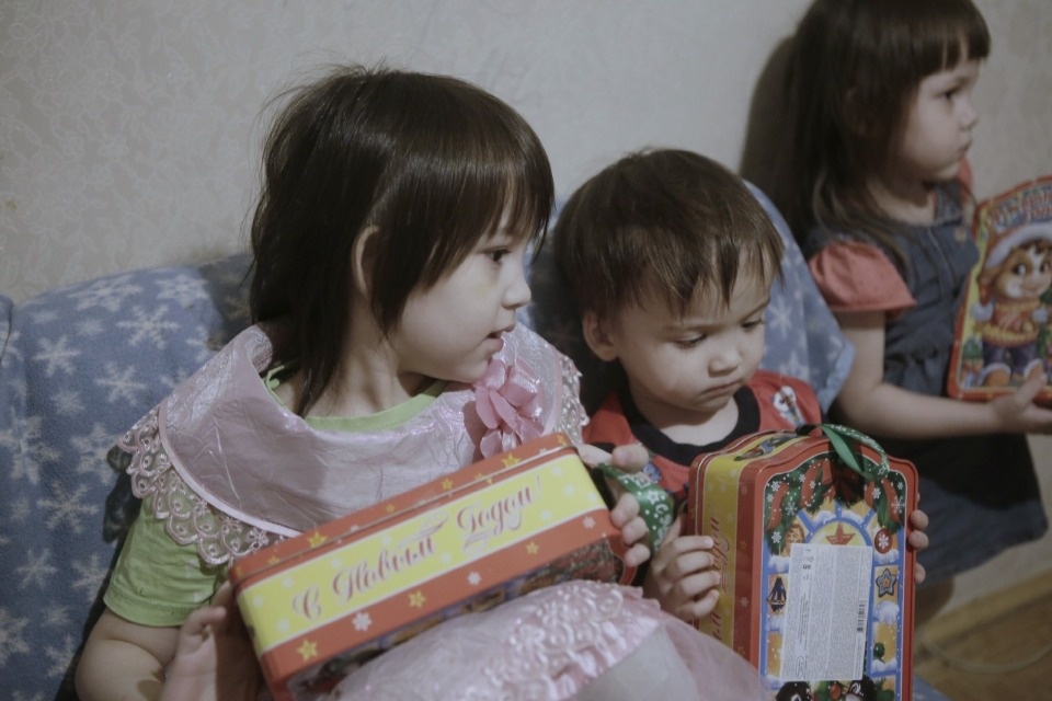 70 подарков для детей из многодетных и малообеспеченных семей передал псковский завод «Титан-Полимер»