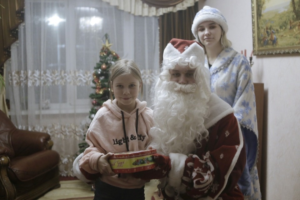 70 подарков для детей из многодетных и малообеспеченных семей передал псковский завод «Титан-Полимер»