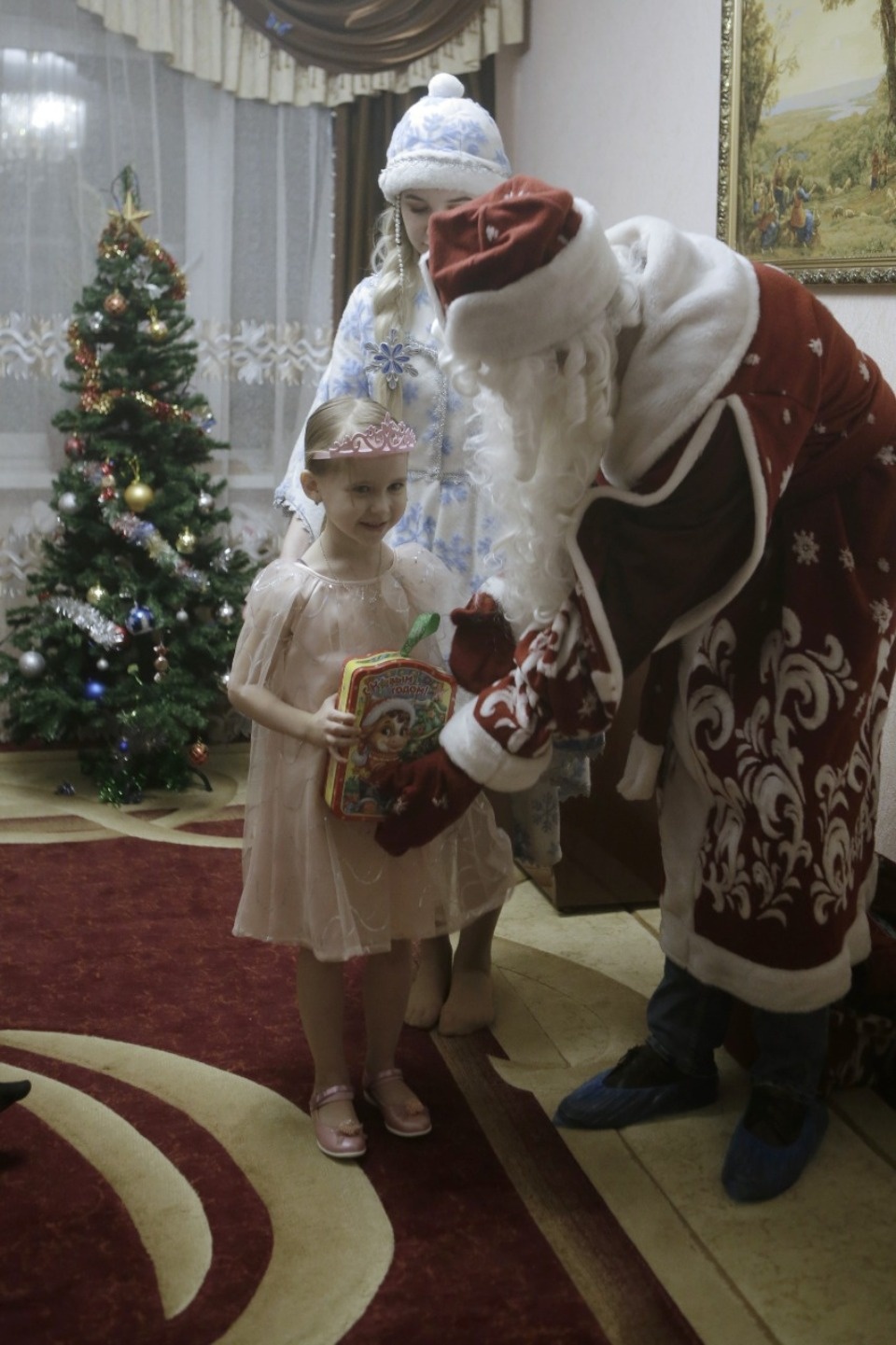 70 подарков для детей из многодетных и малообеспеченных семей передал псковский завод «Титан-Полимер»