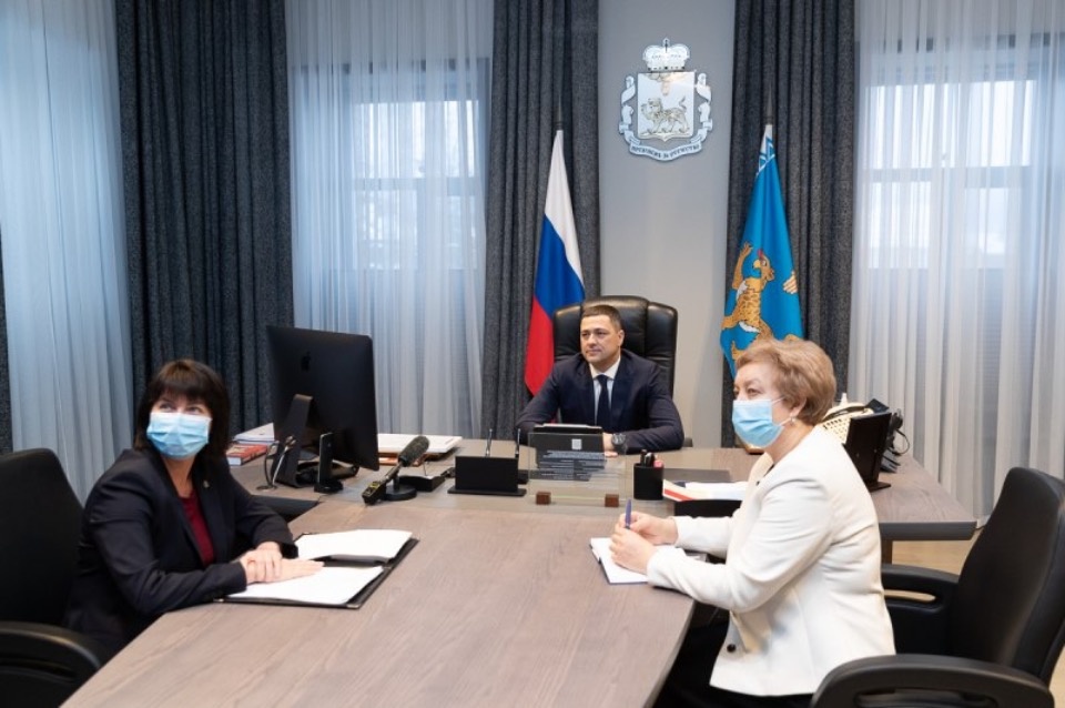 Михаил Ведерников наградил лучших медицинских работников Псковской области