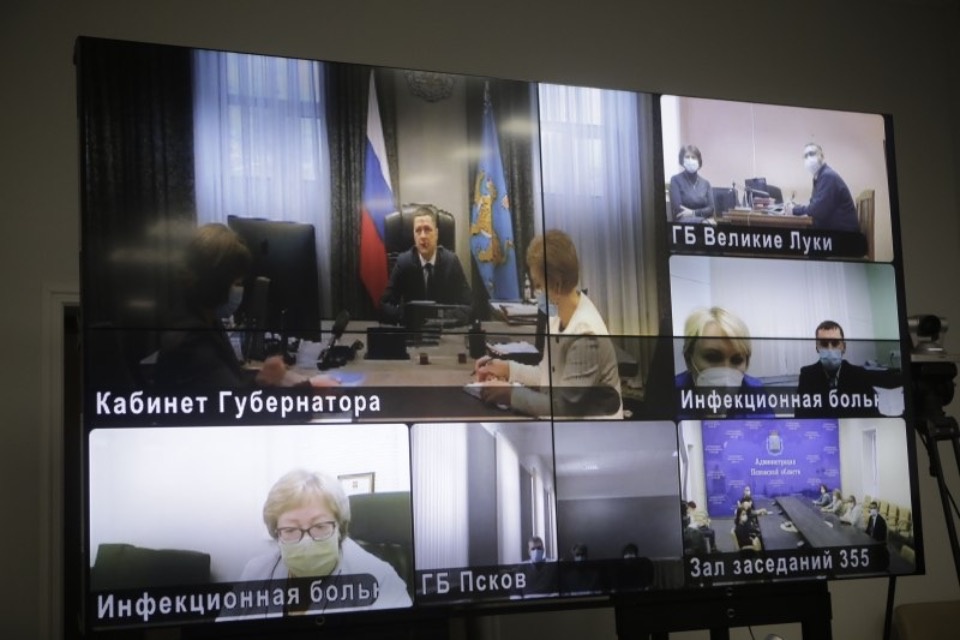 Михаил Ведерников наградил лучших медицинских работников Псковской области