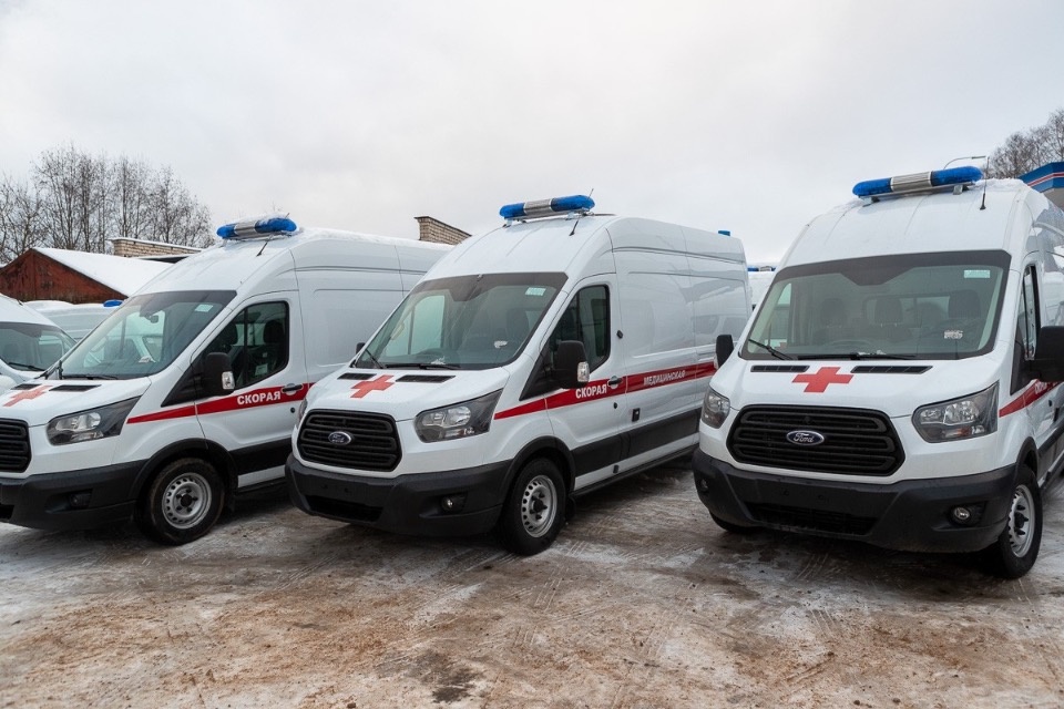 65 автомобилей для оказания медпомощи передали в районы Псковской области