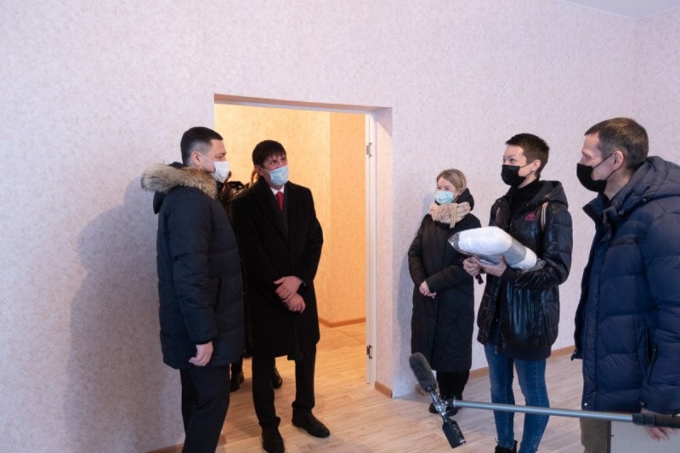  Ключи от нового дома вручил псковский губернатор многодетной семье