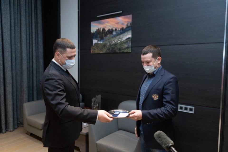  Псковскому тренеру подарили внедорожник