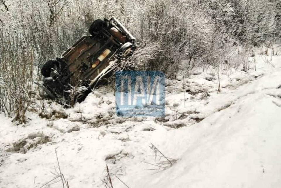 Еще один автомобиль вылетел в кювет на дорогах Псковской области Еще один автомобиль вылетел в кювет на дорогах Псковской области