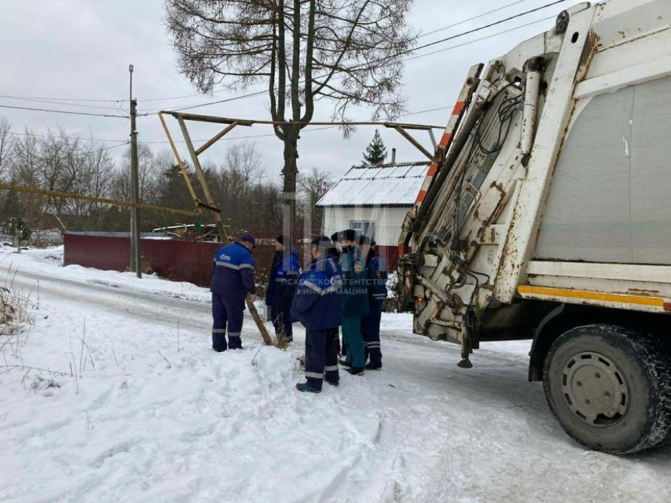 Из-за мусоровоза восемь жилых домов в Пскове остались без газа
