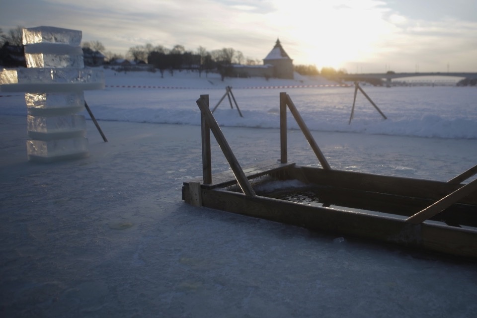 На реке Ловать в Великих Луках оборудуют крещенскую купель