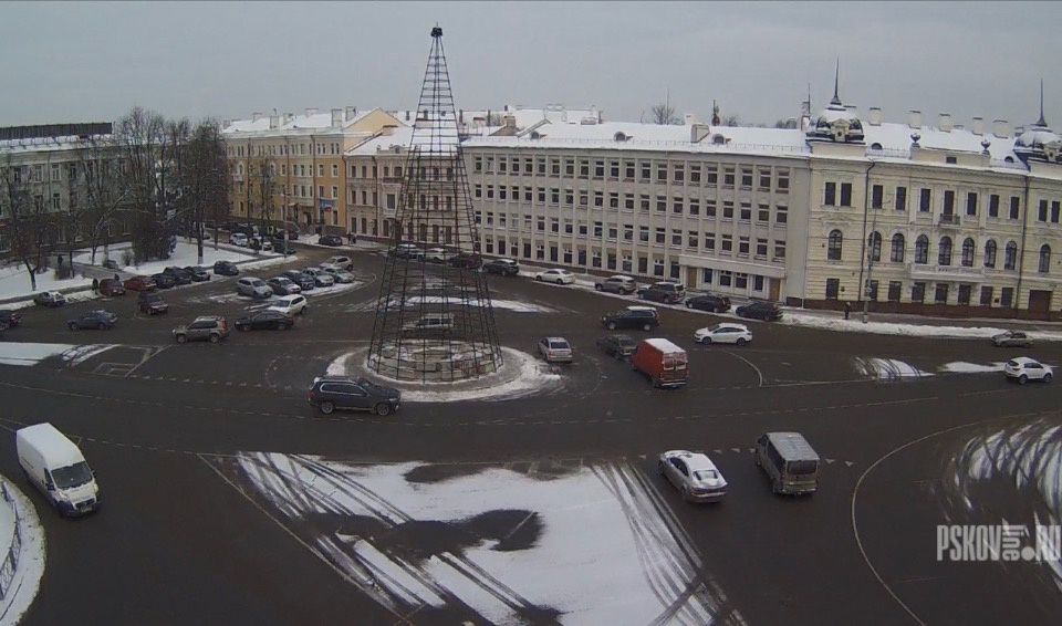 В Пскове начался демонтаж новогоднего убранства