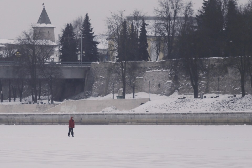 Разрешён выход на лёд реки Великой в Пскове