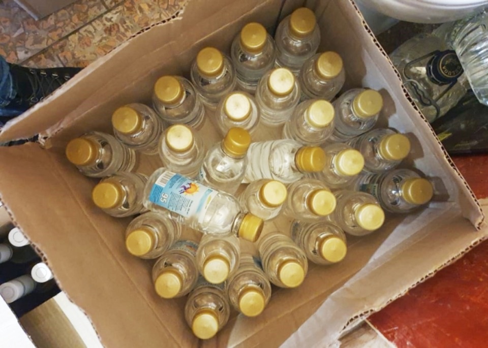 Псковские полицейские изъяли более 400 литров водки, вина, коньяка и лосьона Псковские полицейские изъяли более 400 литров водки, вина, коньяка и лосьона