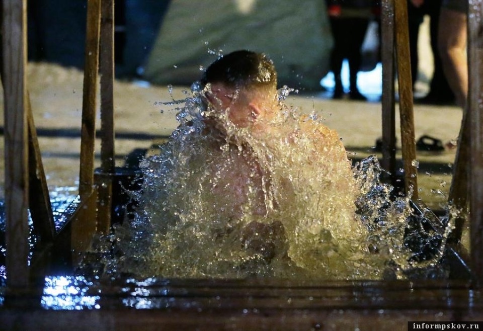 Более 1200 жителей Псковской области приняли участие в Крещенских купаниях Более 1200 жителей Псковской области приняли участие в Крещенских купаниях