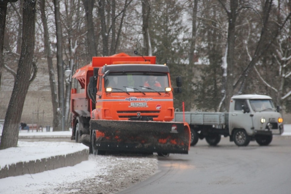 Ликвидацией последствий утреннего снегопада в Пскове занимаются 12 машин и 8 тракторов 