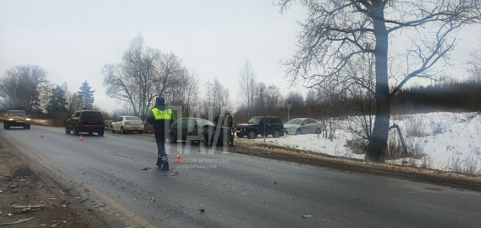В Великолукском районе легковушка столкнулась с микроавтобусом, один человек пострадал  