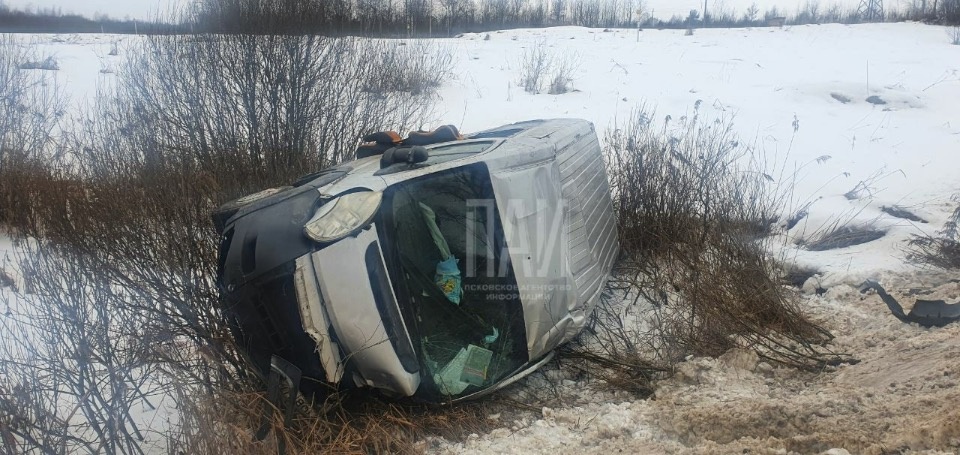 В Великолукском районе легковушка столкнулась с микроавтобусом, один человек пострадал  