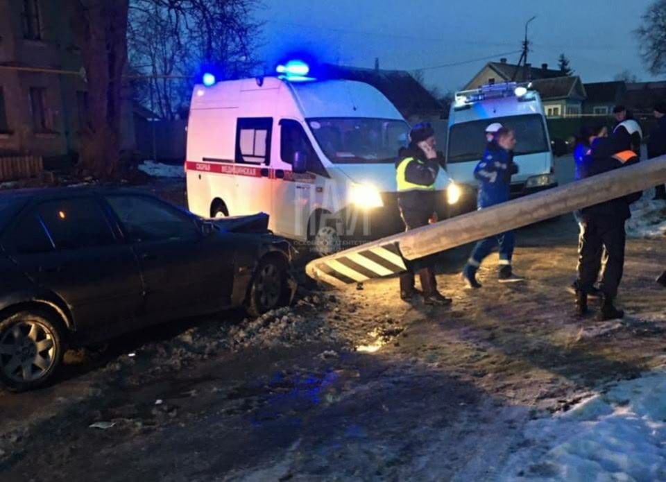 Автомобиль BMW врезался в опору линии электропередачи в Пскове