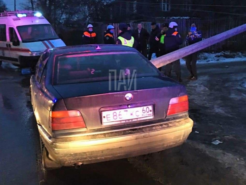 Автомобиль BMW врезался в опору линии электропередачи в Пскове