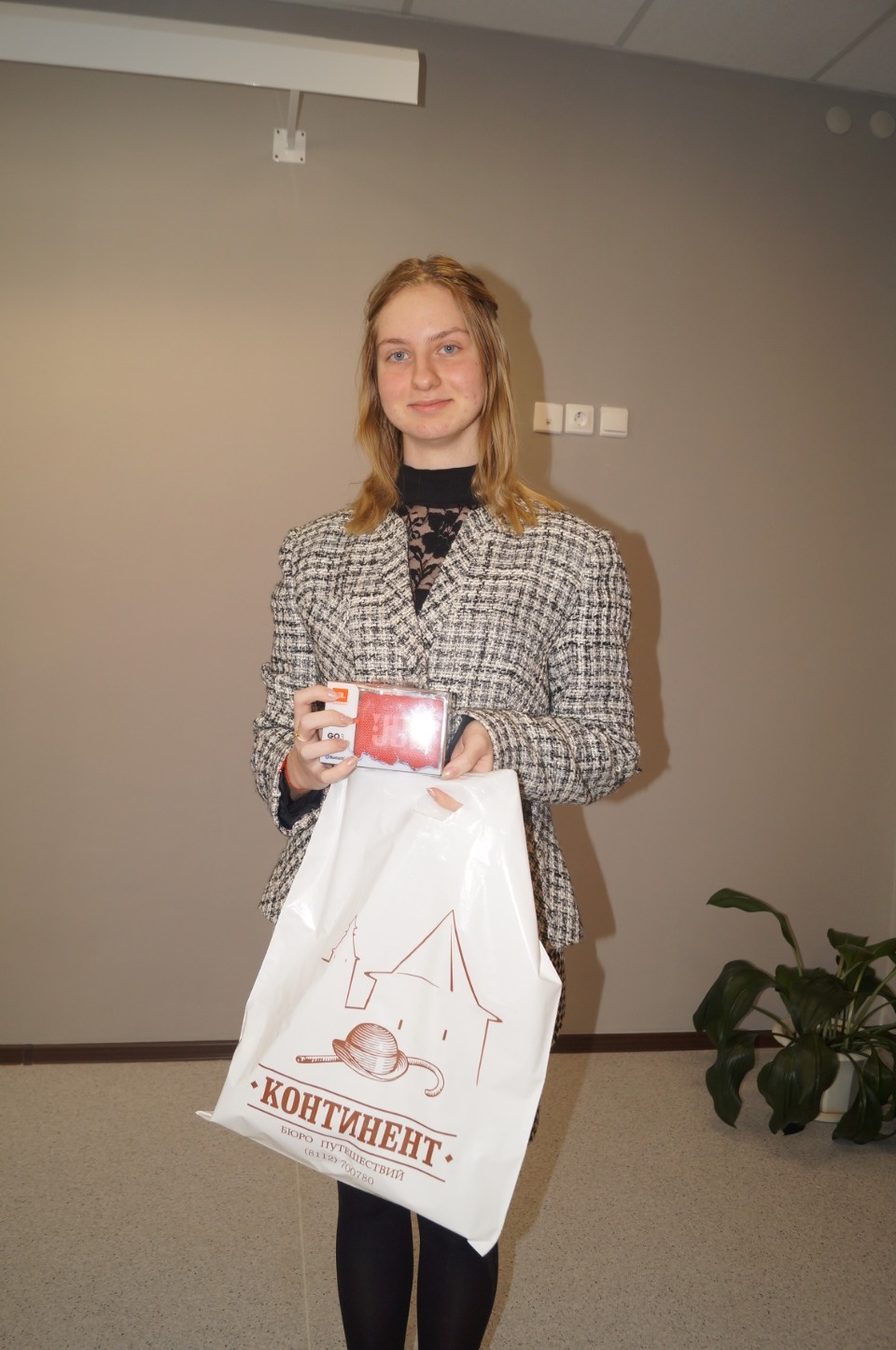 Награду за эссе вручили организаторы конкурса #ВсеВПсков невельской гимназистке Награду за эссе вручили организаторы конкурса #ВсеВПсков невельской гимназистке