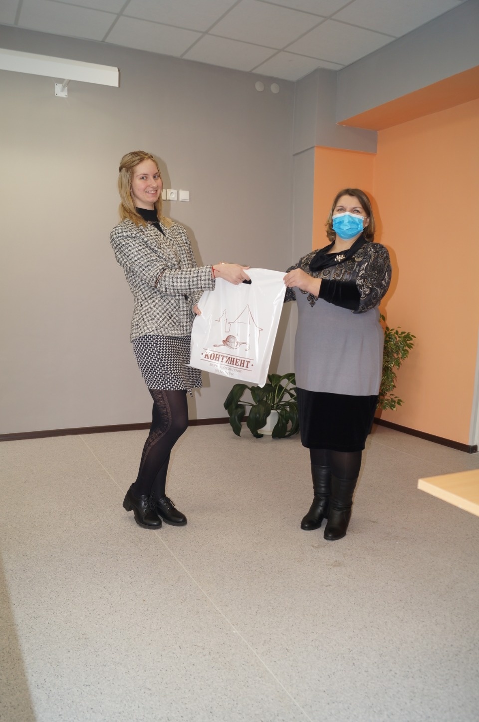 Награду за эссе вручили организаторы конкурса #ВсеВПсков невельской гимназистке Награду за эссе вручили организаторы конкурса #ВсеВПсков невельской гимназистке