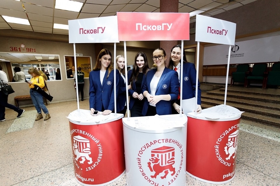 Михаил Ведерников поздравил псковских студентов и Татьян 