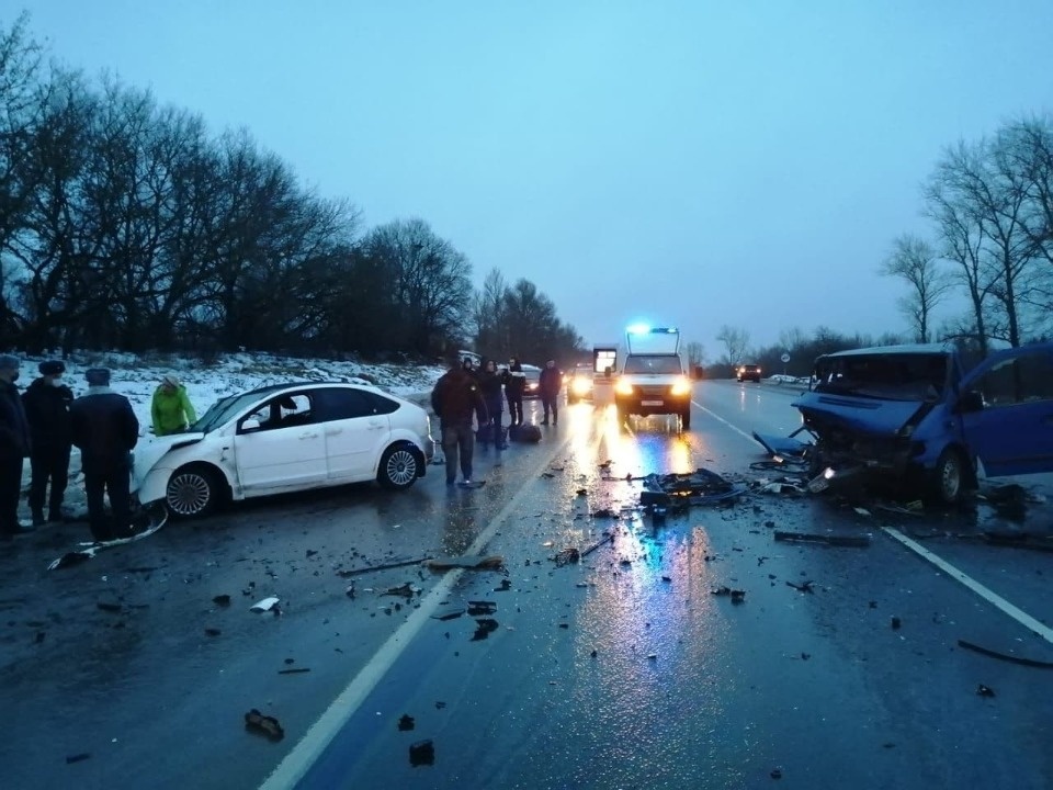 Четыре человека пострадали и один погиб при столкновении двух машин в Островском районе 