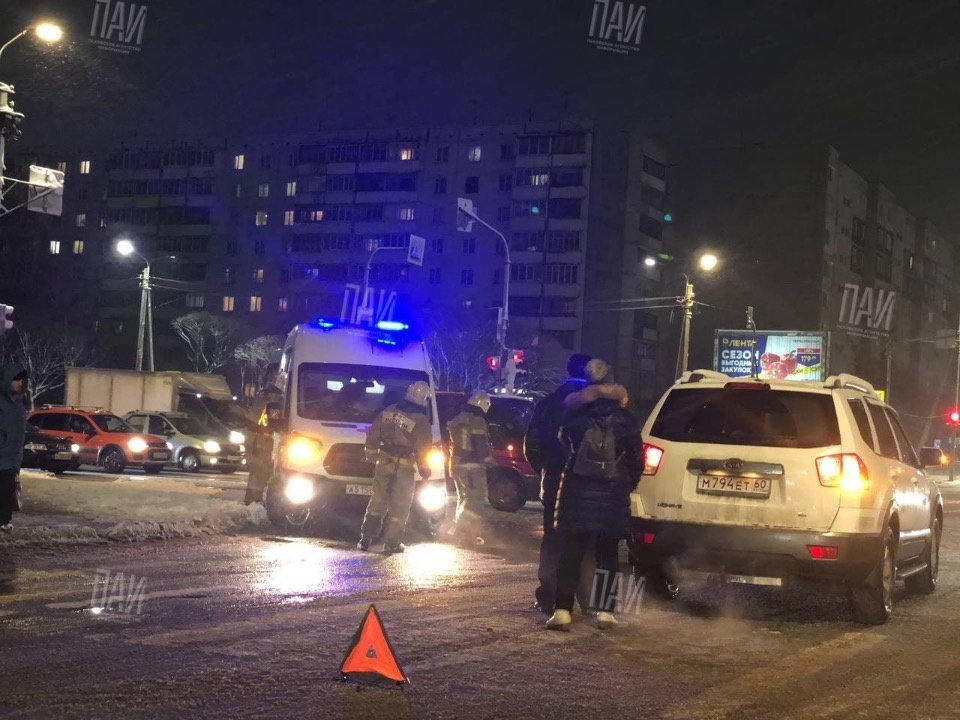 На улице Юбилейной в Пскове под колеса иномарки попала пара, переходившая дорогу на «красный» На улице Юбилейной в Пскове под колеса иномарки попала пара, переходившая дорогу на «красный»