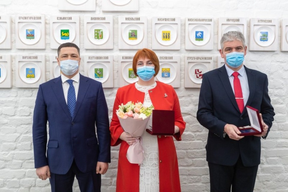 Семь семей удостоены медалей «Родительская слава Псковской области»