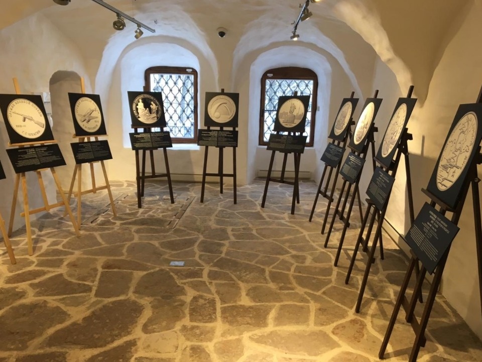 В псковском музее открылась выставка монет «Истории Победы»