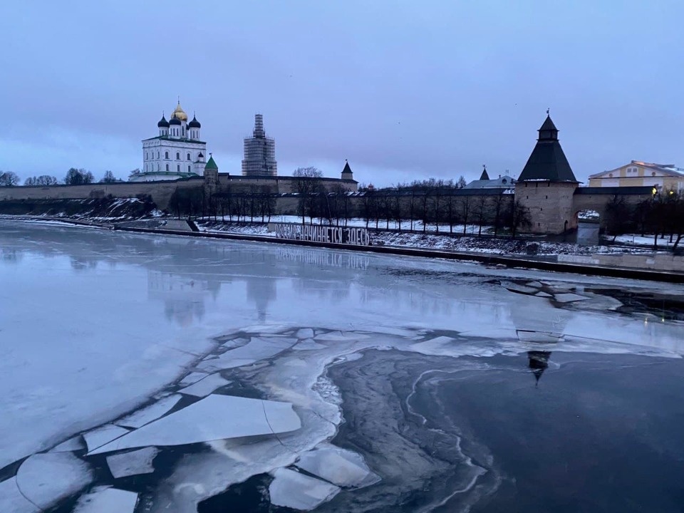 Псковичей предупреждают о неравномерной толщине льда на реках и озерах Псковской области Псковичей предупреждают о неравномерной толщине льда на реках и озерах Псковской области