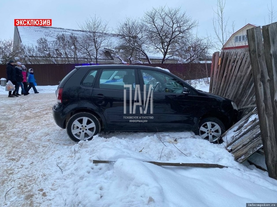 В Пскове водитель машины въехал в забор дома В Пскове водитель машины въехал в забор дома