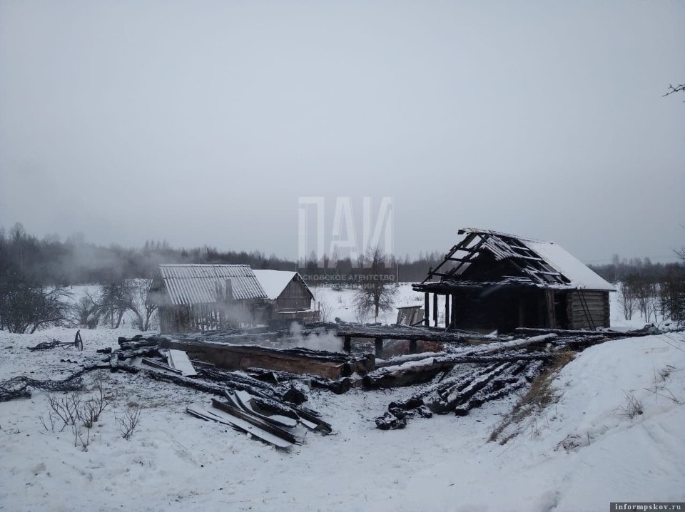 Два человека погибли при пожаре в Псковской области