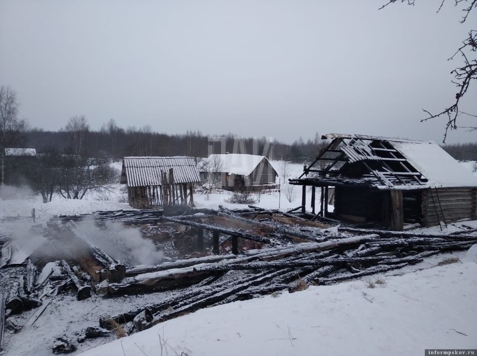 Два человека погибли при пожаре в Псковской области