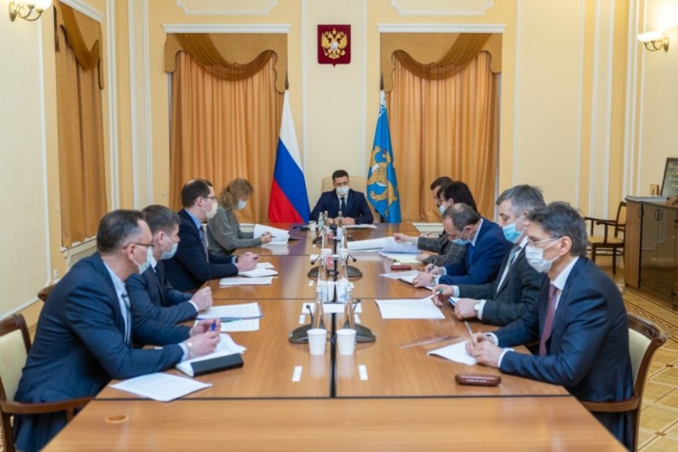 Ход строительства завода «Титан-Полимер» в ОЭЗ «Моглино» обсудили на совещании губернатора