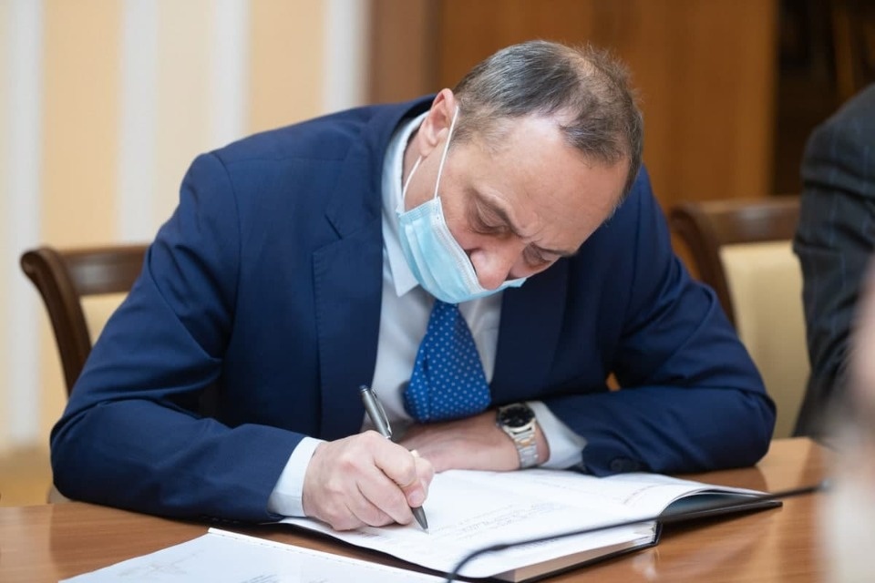 Ход строительства завода «Титан-Полимер» в ОЭЗ «Моглино» обсудили на совещании губернатора