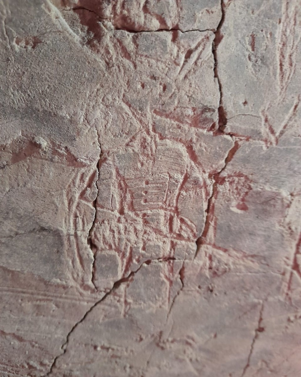 В башне Верхних решёток в Печорах обнаружены петроглифы 