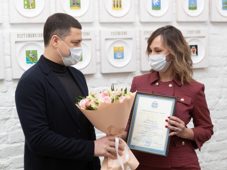 Михаил Ведерников наградил предпринимателей за помощь в украшении Пскова к Новому году 