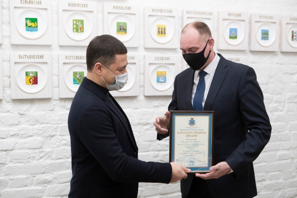 Михаил Ведерников наградил предпринимателей за помощь в украшении Пскова к Новому году 