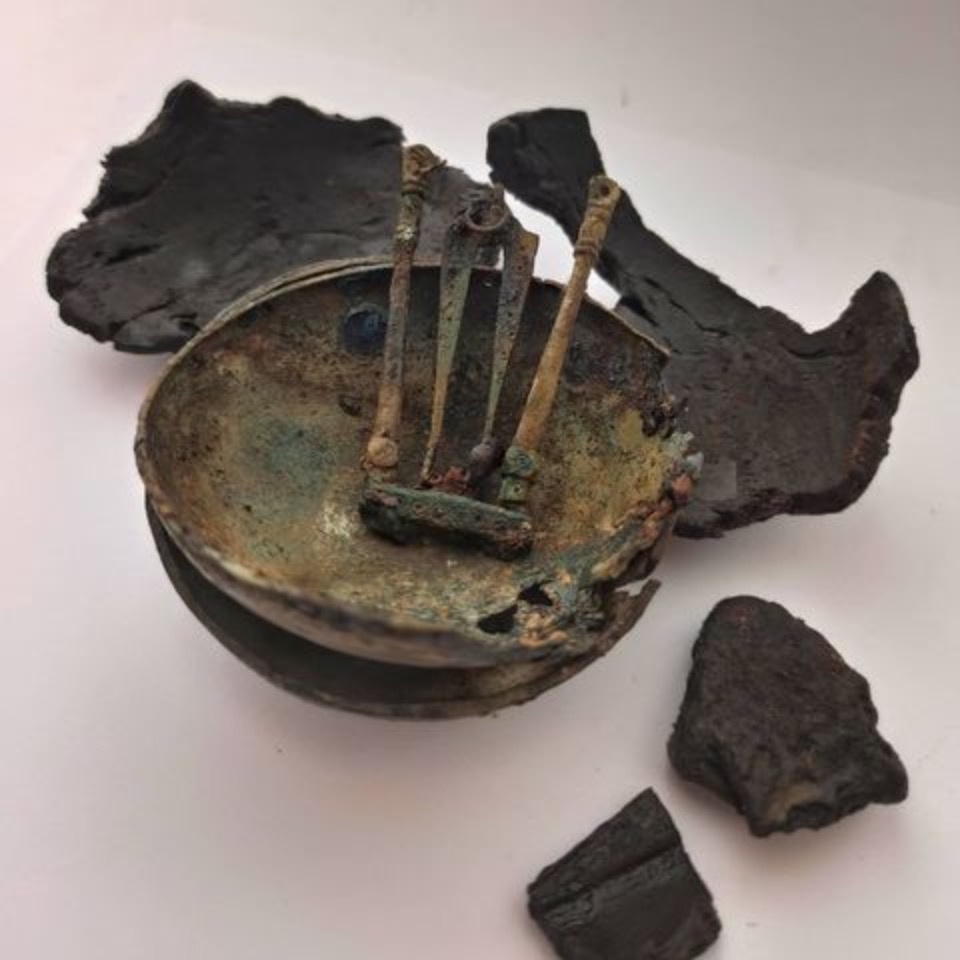 Найденные в погребении весы изучают псковские археологи  