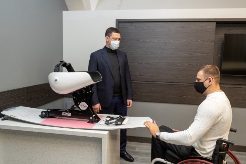 Доску для адаптивного вейкбординга подарил губернатор псковскому спортсмену