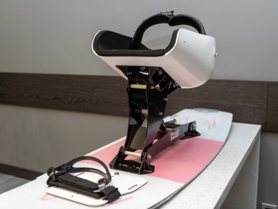 Доску для адаптивного вейкбординга подарил губернатор псковскому спортсмену