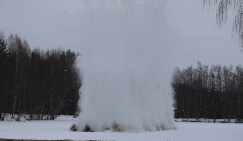 Тренировки по подрыву льда прошли в Псковской области
