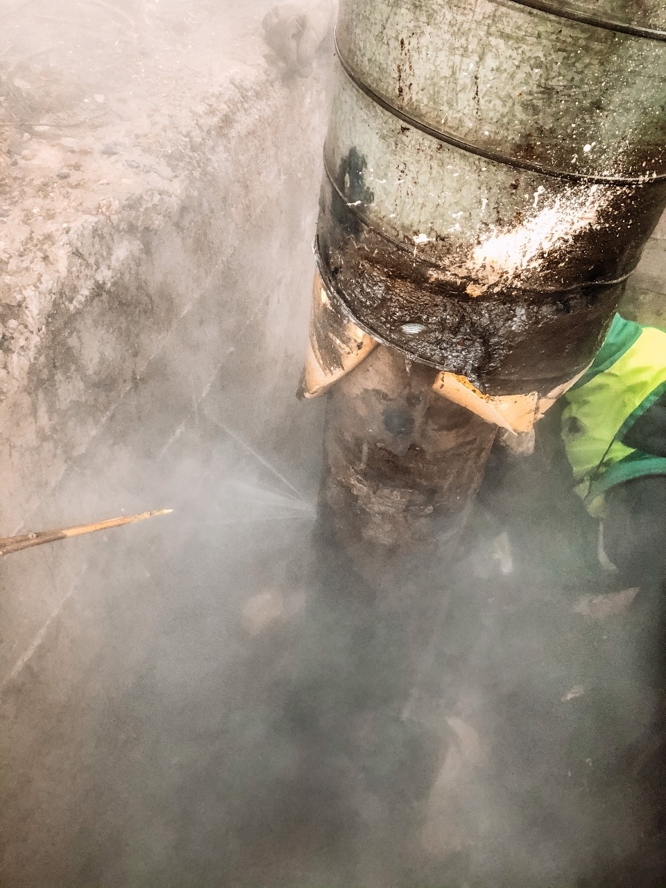 Авария на теплосетях произошла у Детской областной больницы в Пскове