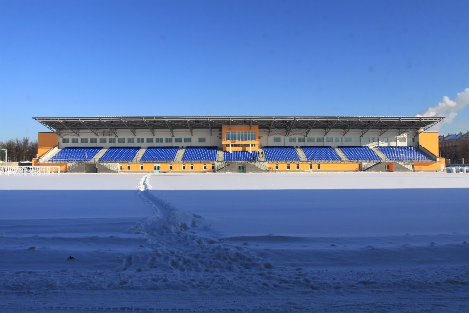 На стадионе «Машиностроитель» в Пскове началась установка оборудования