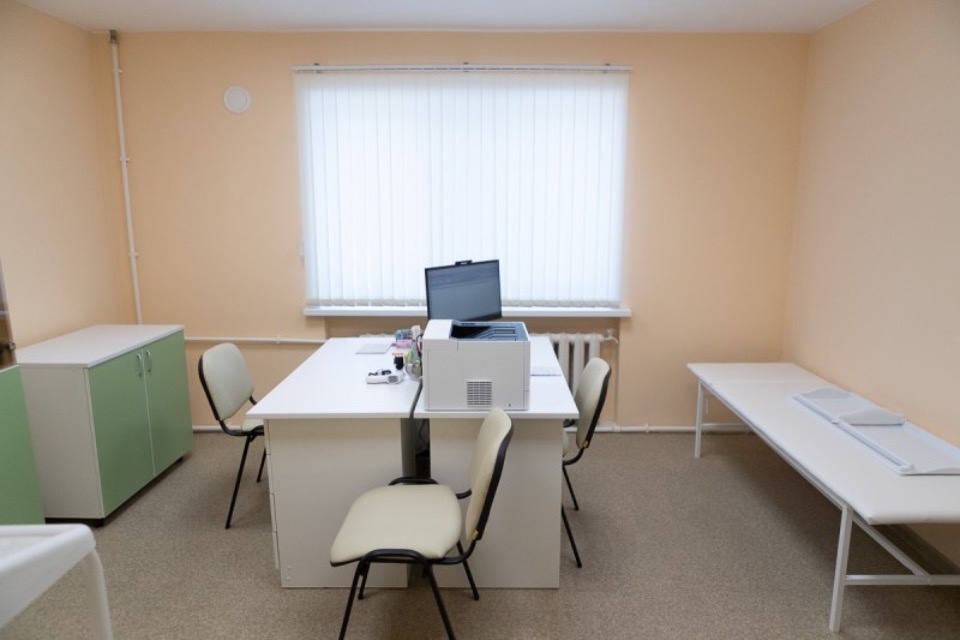 Михаил Ведерников оценил ремонт ФАПа в Неелово