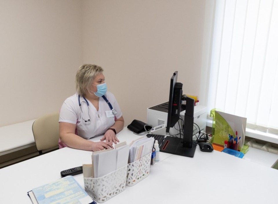 Михаил Ведерников оценил ремонт ФАПа в Неелово