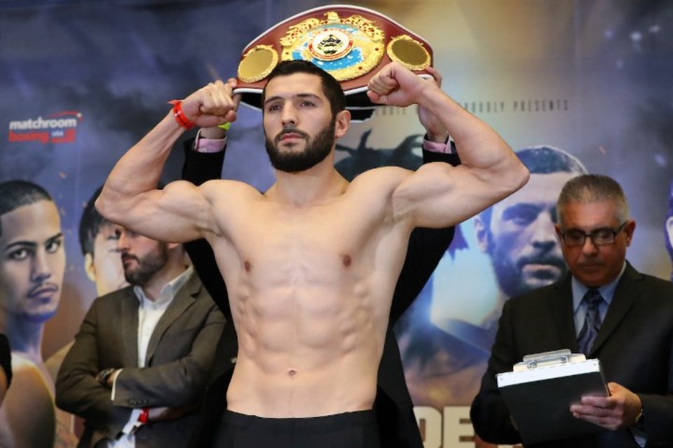 Артур Акавов проиграл бой Эскиве Фалькао Артур Акавов проиграл бой Эскиве Фалькао