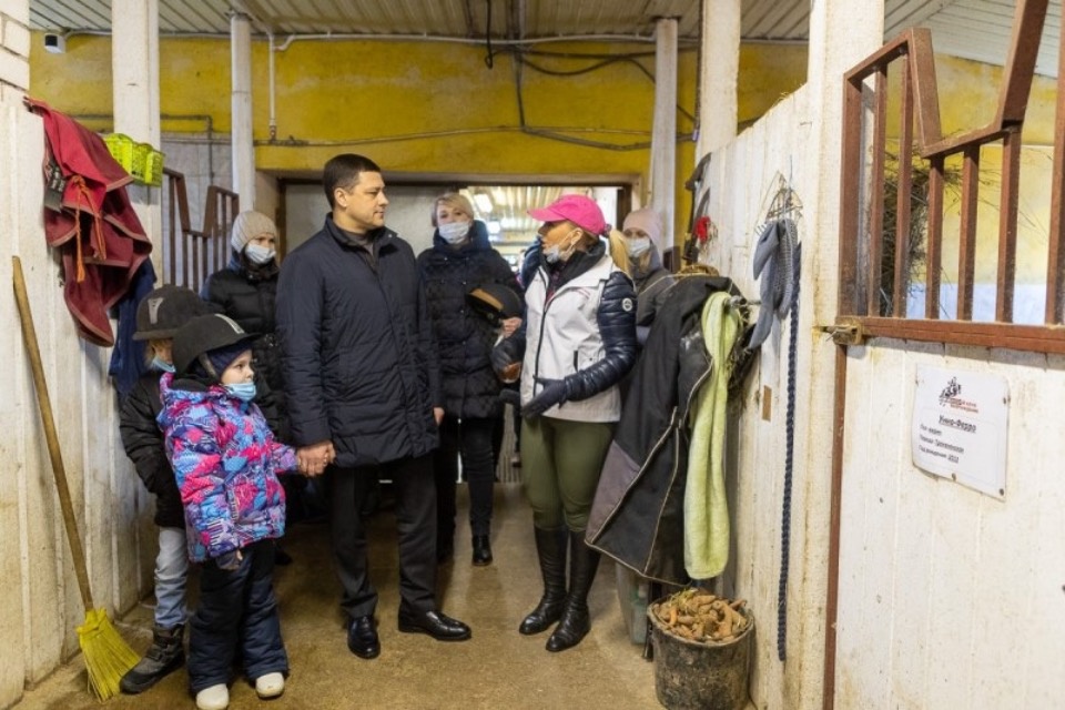 Михаил Ведерников исполнил мечту восьмилетней Ангелины покататься на лошадях